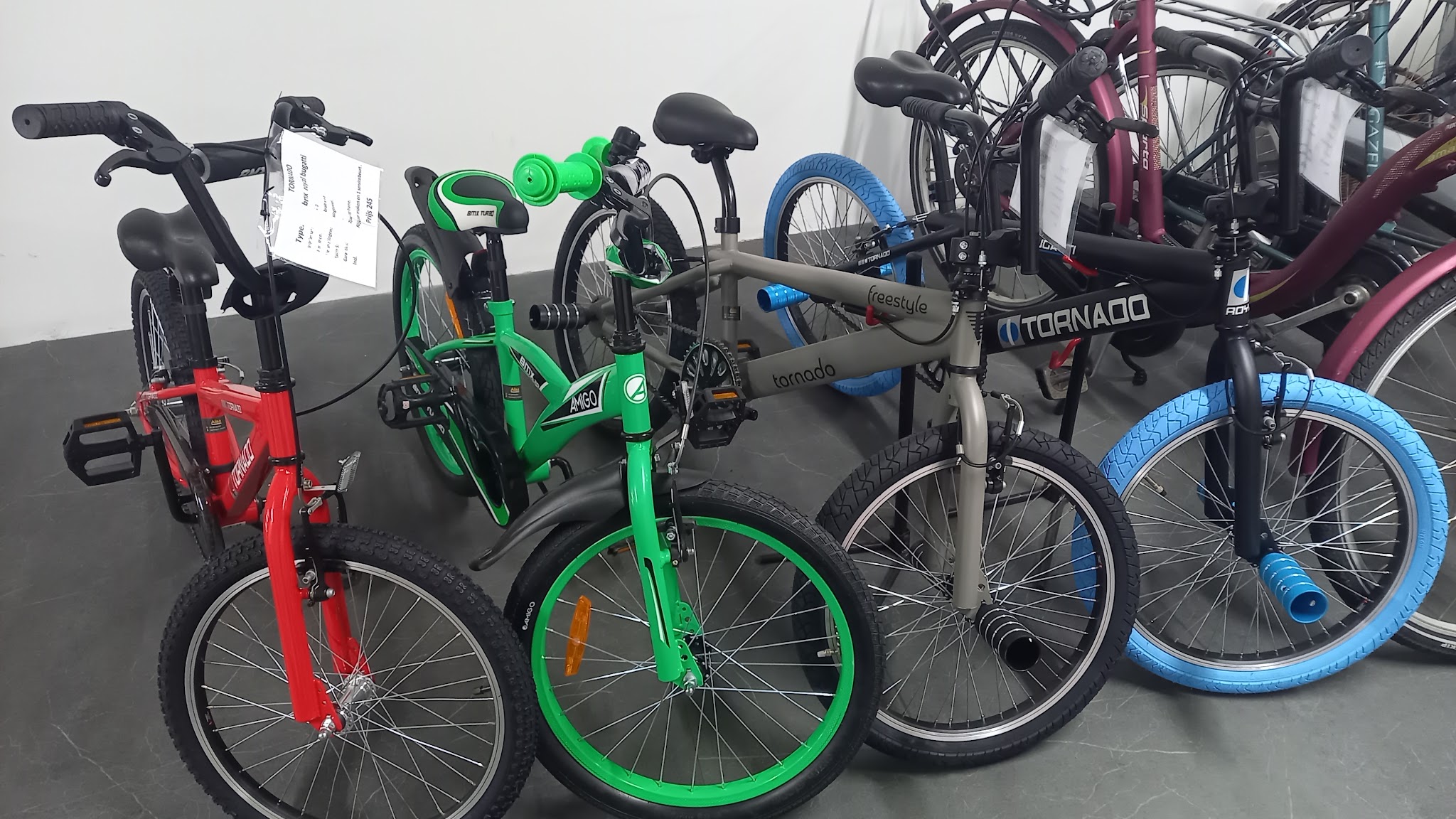 Kinder-BMX fietsen van Tornado en AMIGO in rood, groen en blauw