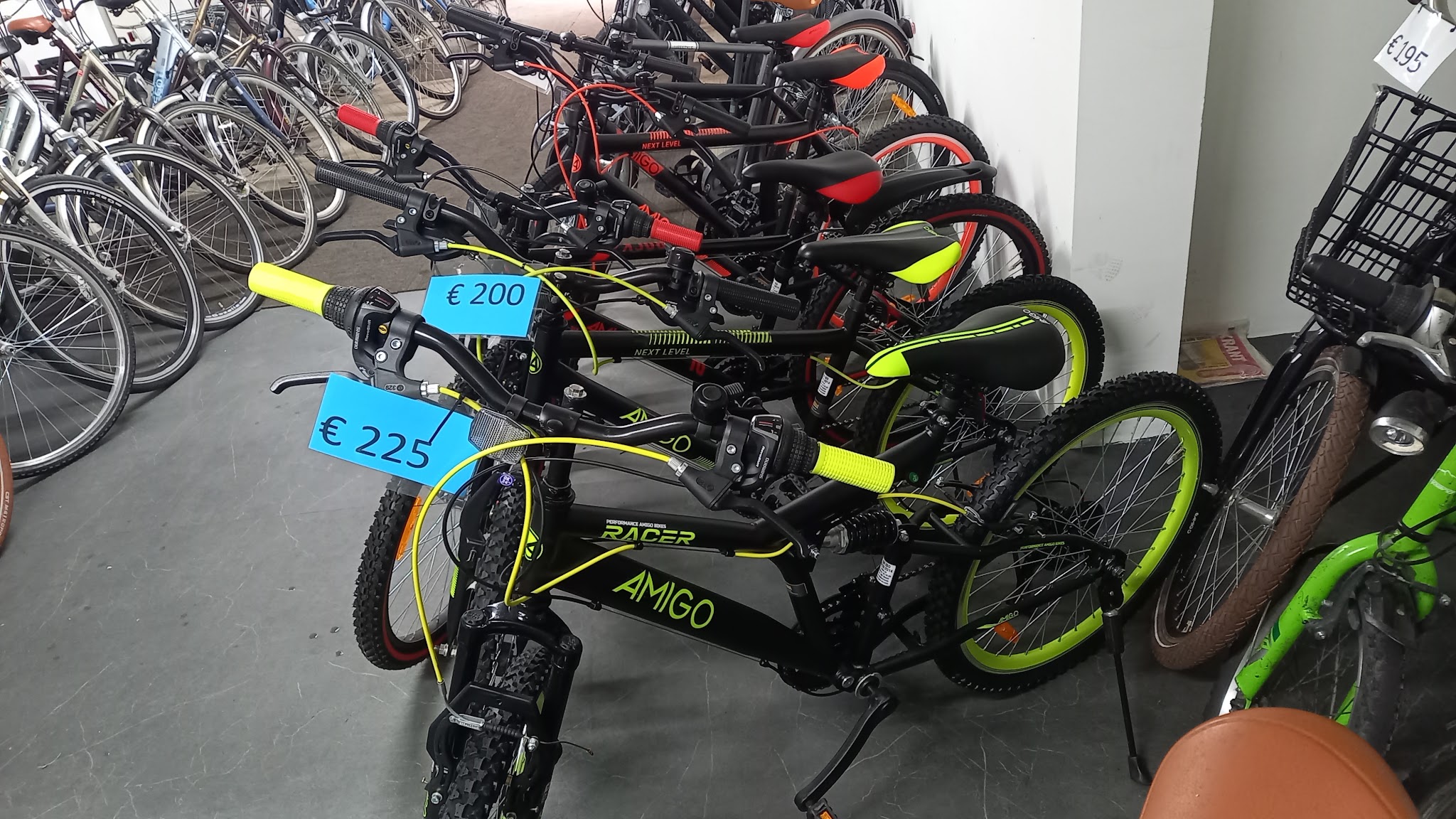 AMIGO jeugdmountainbikes met blauwe prijskaartjes in de winkel