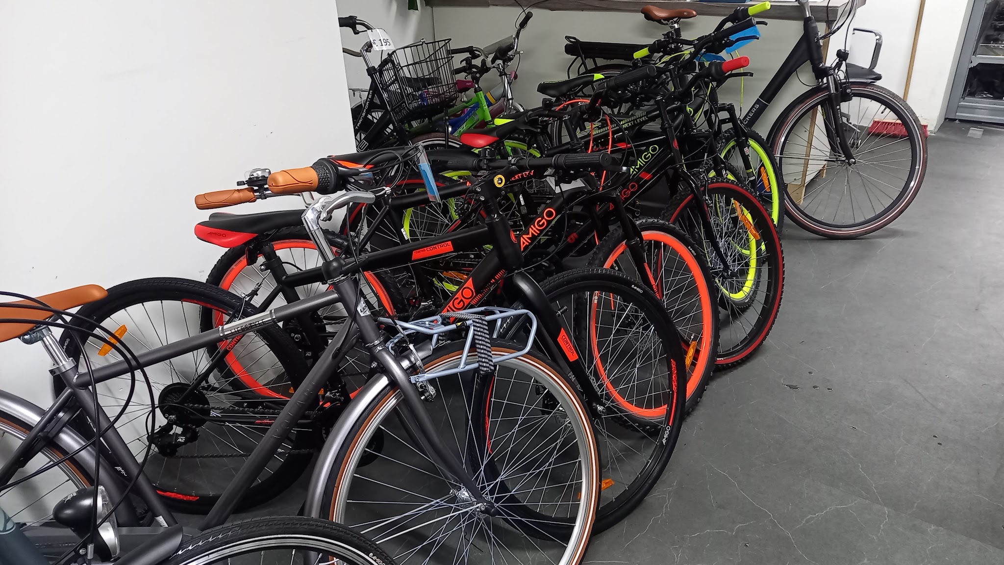 Rij AMIGO jeugdfietsen en mountainbikes met oranje en groene velgen